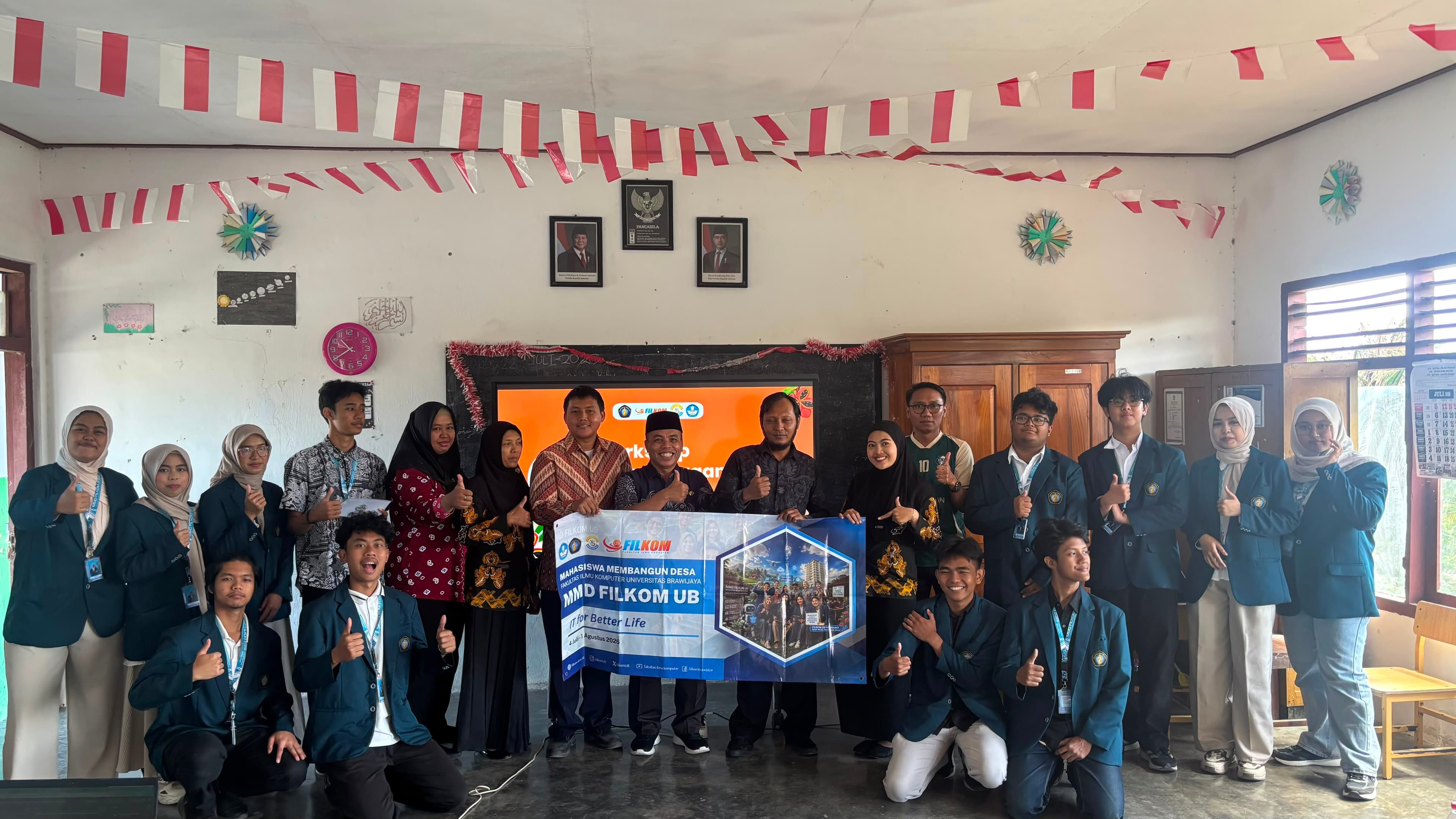 Foto keluarga besar MMD 17 FILKOM UB